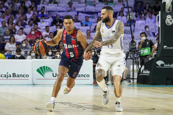 Wade Baldwin IV trata de zafarse de Jeffery Taylor durante el Real Madrid-Baskonia del Playoff de la Liga Endesa 2021-2022