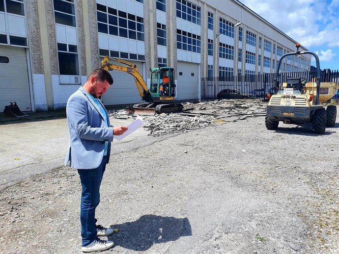 El concejal de Movilidad, Jesús Sánchez, visita las obras para habilitar un área de autocaravanas en el exterior del Mercado de Ganados de Torrelavega