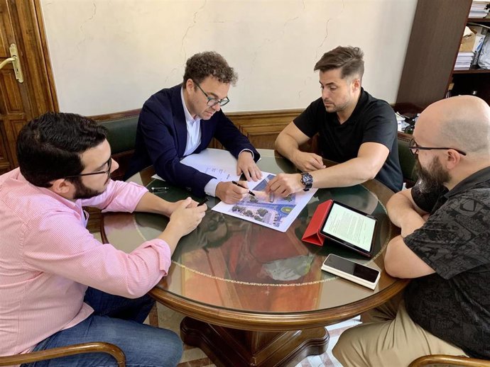 Reunión entre el Ayuntamiento de Huelva y la la Hermandad de Nuestra Señora del Carmen.