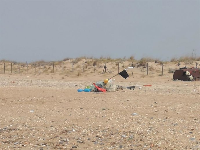 Andalucía por Sí Huelva lamenta "la falta de mantenimiento" en la playa de El Espigón.