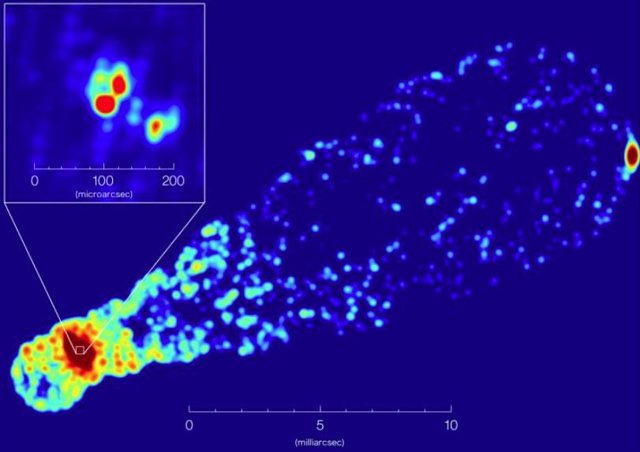 Imágenes de radio obtenidas del reanálisis, que muestran el centro de la galaxia elíptica M87.