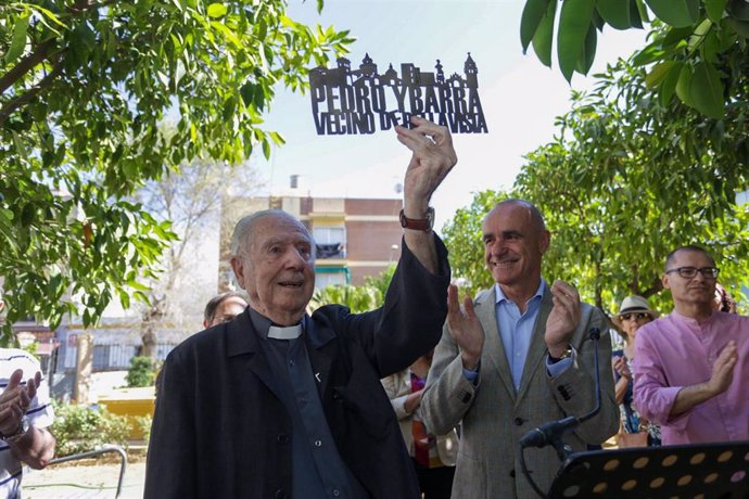 Acto de rotulación de los Jardines del párroco Pedro Ybarra, en Bellavista, al que ha asistido el alcalde de la ciudad, Antonio Muñoz.