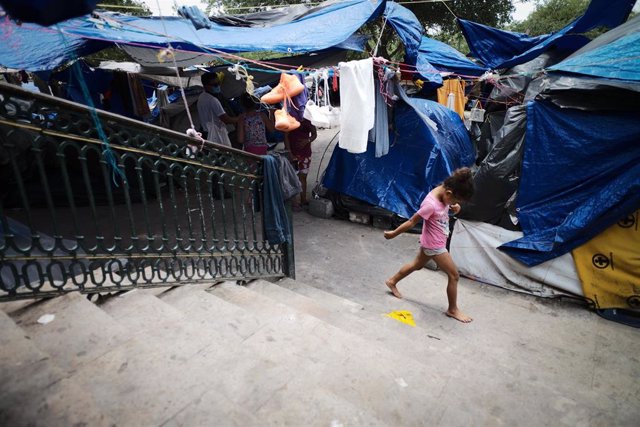 Una niña juega en un campamento de migrantes en Tamaulipas (Mexico)