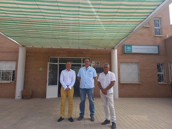 El delegado de Educación visita el CEIP Alicún-Huécija.