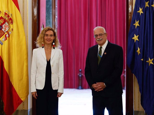 La presidenta del Congreso de los Diputados, Meritxell Batet, con el presidente de la Asamblea Parlamentaria de la OTAN, Gerald E. Connolly.