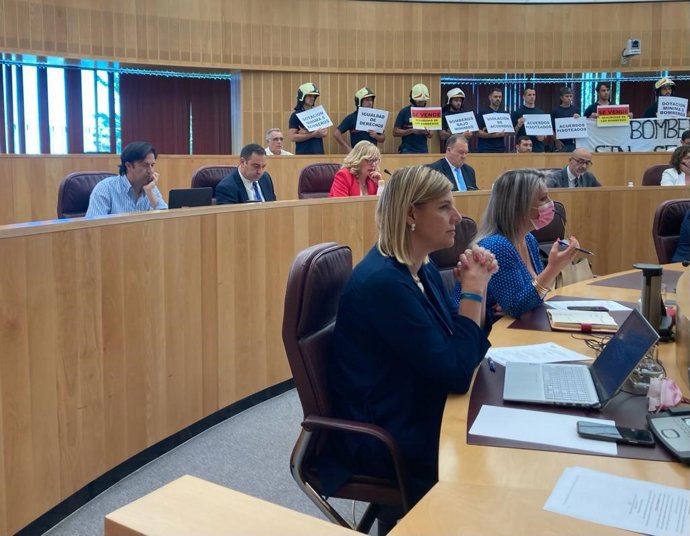 Inmaculada Hernández, del PP, en primer término en el Pleno provincial