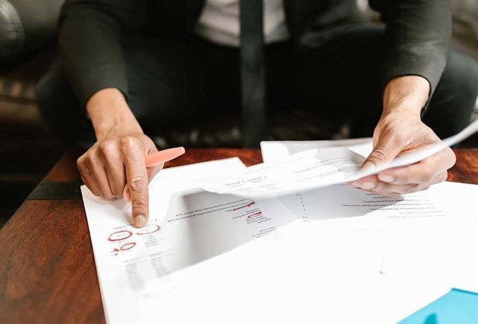 Una persona revisando documentos.