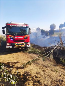 Los bomberos en la extinción de un incendio en Mairena