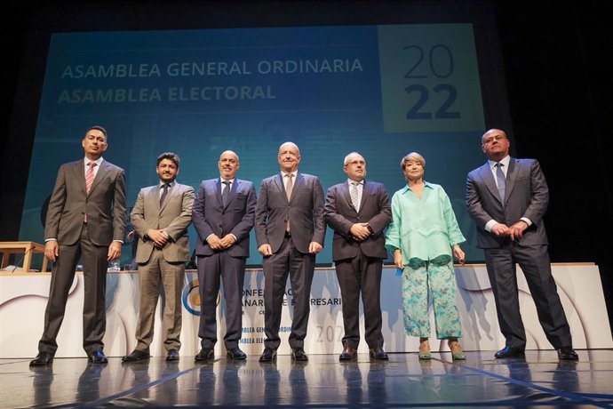 Pedro Ortega, en el centro de la imagen, nuevo presidente de la Confederación Canaria de Empresarios