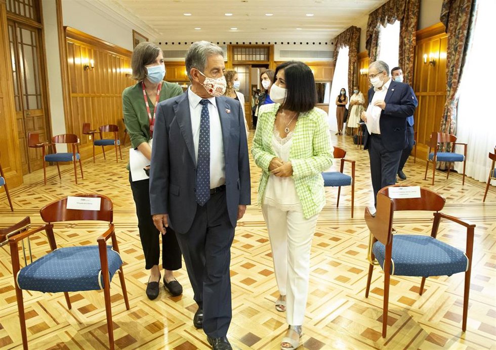 Archivo - Imagen de archivo del presidente de Cantabria, Miguel Ángel Revilla, y la ministra Carolina Darias en su anterior paso por la UIMP