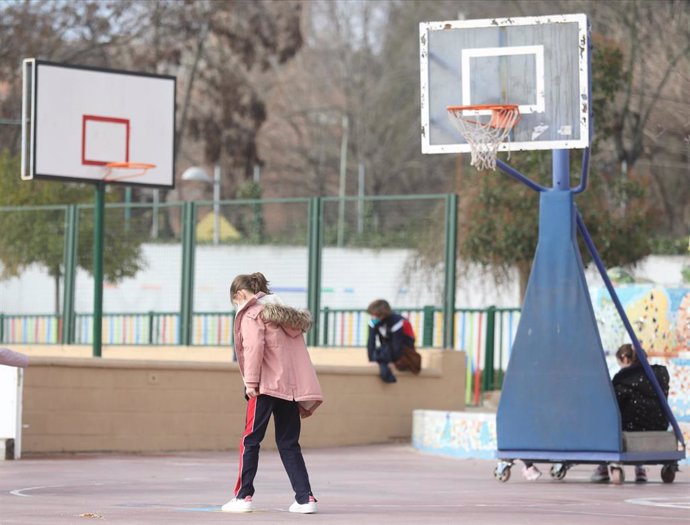 Archivo - Una niña juega durante el recreo, foto de archivo