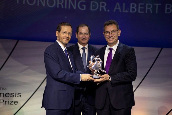 President of Israel Isaac Herzog, Founder and Chairman of The Genesis Prize Foundation Stan Polovets, and 2022 Genesis Prize Laureate, Dr. Albert Bourla.  Photography credit: Lior Mizrahi, Getty