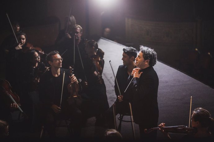 Archivo - Imagen del proyecto inmersivo 'Symphony' con el director de orquesta Gustavo Dudamel y los músicos de la Mahler Chamber Orchestra