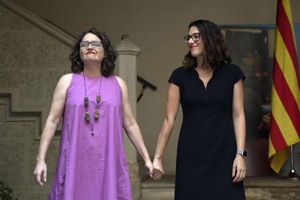Mónica Oltra y Aitana Mas se cogen la mano tras el traspaso de carteras