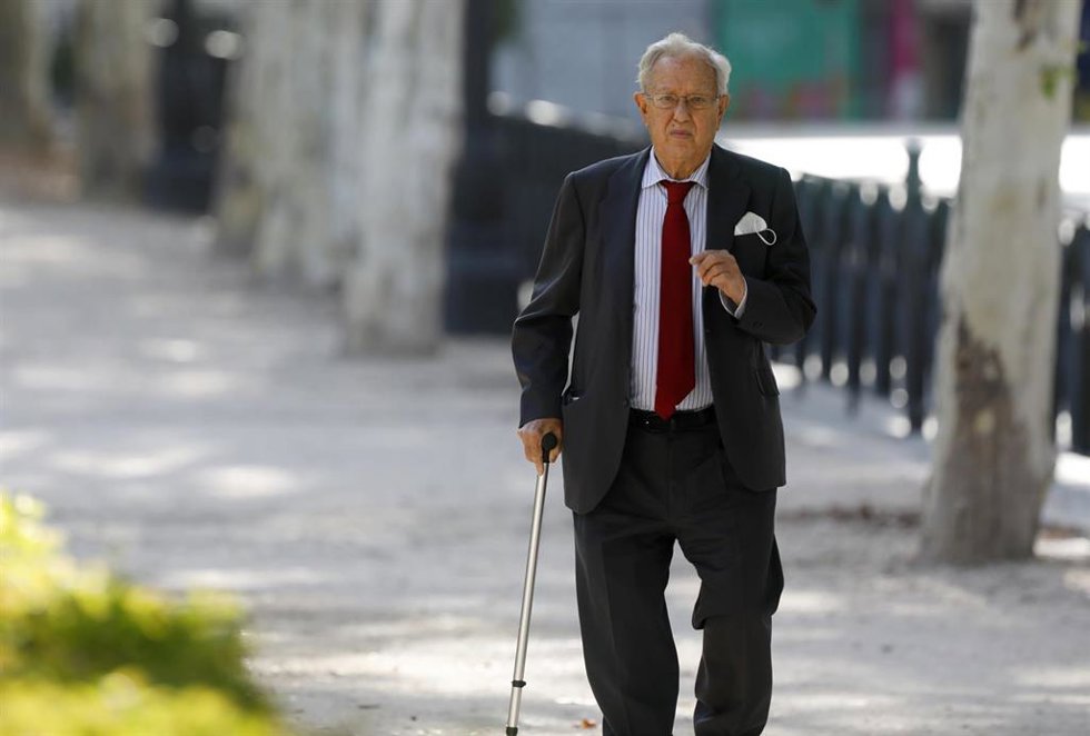 Archivo - El ex embajador de España en Venezuela Raúl Morodo a su llegada a la Audiencia Nacional para declarar como imputado por el dinero que él y su entorno habrían recibido de la petrolera venezolana PDVSA, a 20 de septiembre de 2021, en Madrid, (Es
