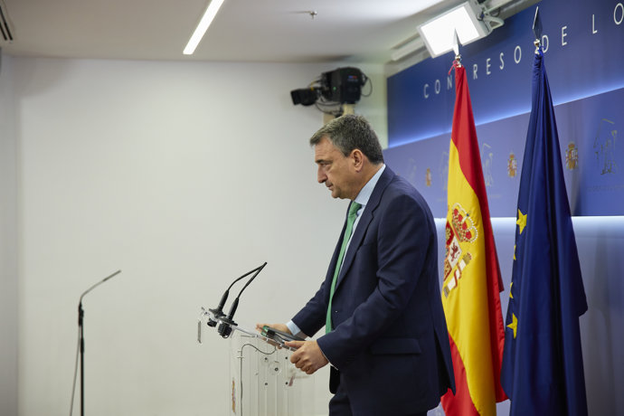 El portavoz del PNV en el Congreso, Aitor Esteban, interviene en una rueda posterior a una Junta de Portavoces, en el Congreso de los Diputados, a 28 de junio de 2022, en Madrid (España).