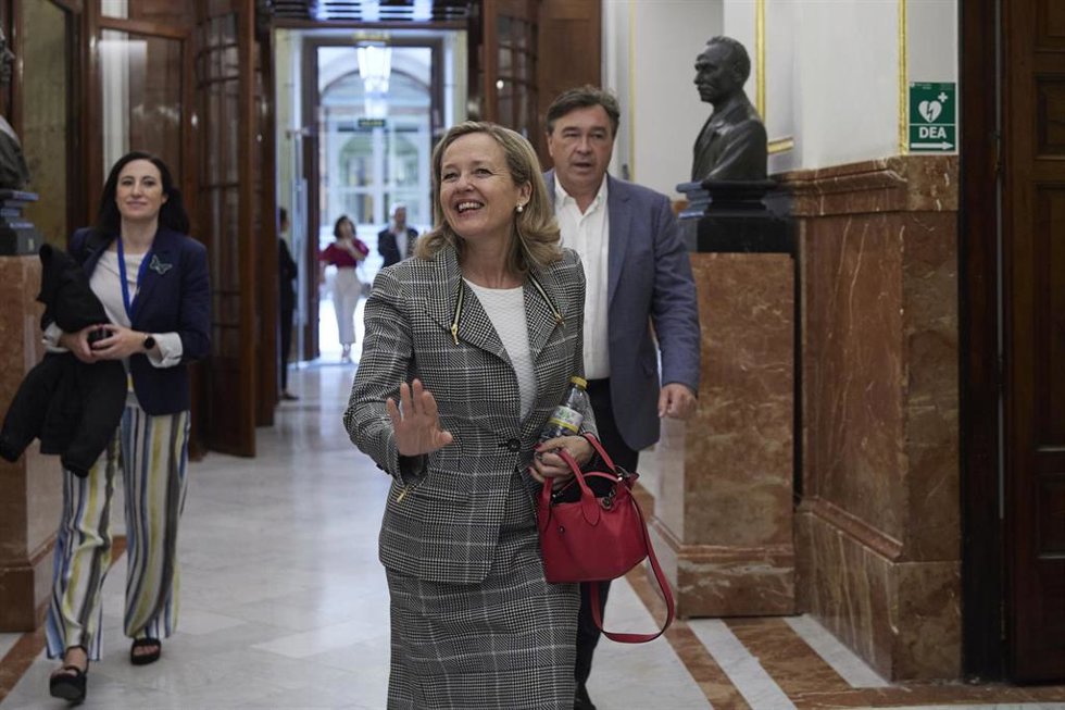 La vicepresidenta primera y ministra de Asuntos Económicos y Transformación Digital, Nadia Calviño, a su llegada a una sesión plenaria, en el Congreso 