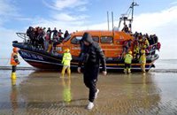 La Policía francesa detiene a 15 presuntos traficantes vinculados con la muerte de 27 migrantes en el mar