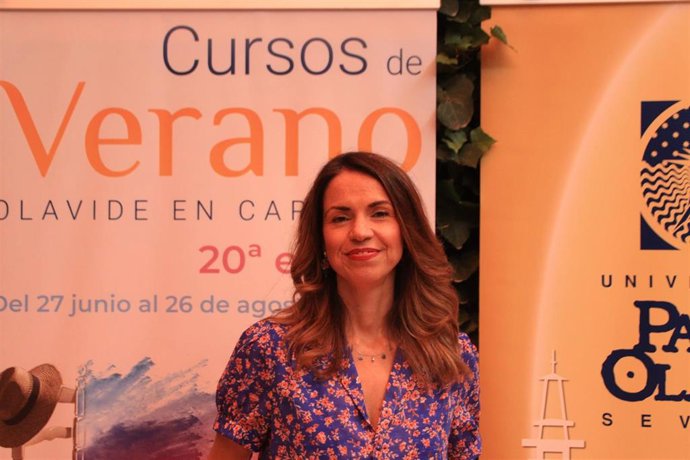 La mentora en liderazgo femenino y mentalidad emprendedora Nuria Carmona posa en el Patio principal de la casa-palacio de los Briones.