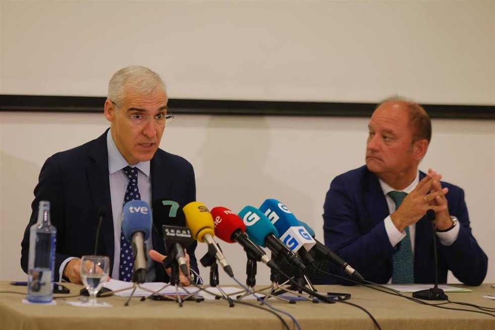 Rueda de prensa celebrada este jueves en Pontevedra, el director territorial de Ence ha comparecido acompañado del vicepresidente primero de la Xunta y conselleiro de Economía, Francisco Conde.