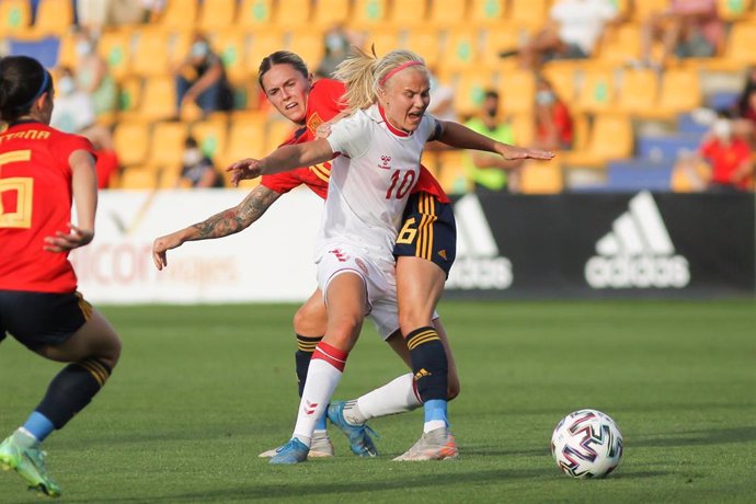 Archivo - Mapi León ante Pernille Harder en un amistoso entre la selección española y Dinamarca