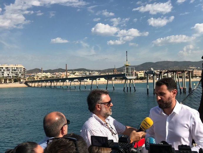 L'alcalde de Badalona, Rubén Guijarro, davant el pont del Petroli