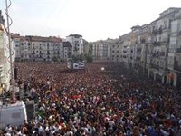 Vitoria-Gasteiz volverá a prohibir introducir vidrio en la plaza de la Virgen Blanca durante la Bajada de Celedón