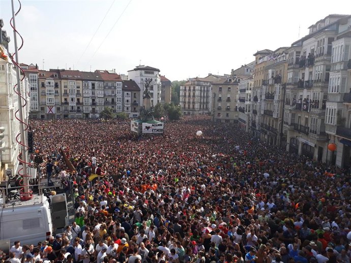 Archivo - Miles de vitorianos asisten a la 'Bajada de Celedón' en el inicio de las fiestas de 'La Blanca'.