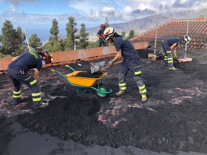 Efectivos del Consorcio Provincial de Bomberos (CPB) de Málaga en las labores que desarrollaron en La Palma durante y después de la erupción del volcán Cumbre Vieja.