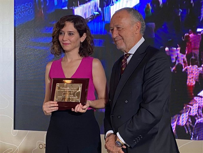 La Comunidad de Madrid recibe el Premio Especial a la Administración Sanitaria concedido por Redacción Médica