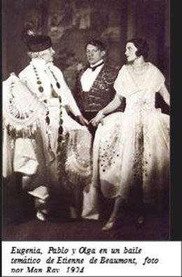 Foto de Picasso con Eugenia y Olga en un baile temático de Etienne de Beaumont