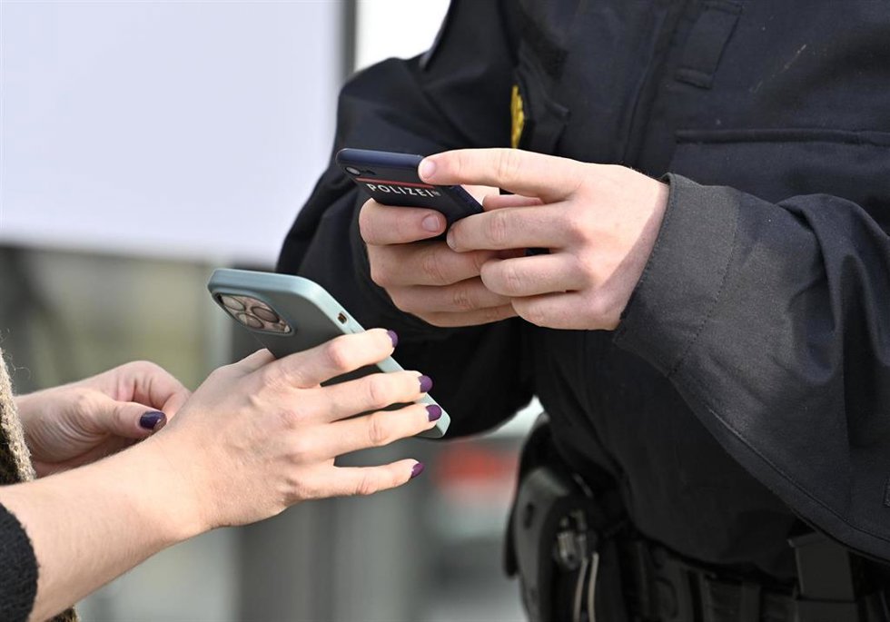 Archivo - Un Policía valida el pasaporte COVID de una persona