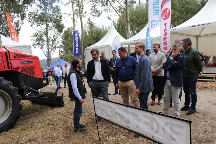 El vicepresidente segundo de la Xunta, Diego Calvo, y el alcalde de Boqueixón, Manuel Fernández Munín, entre otros, en la inauguració de Galiforest Abanca 2022.