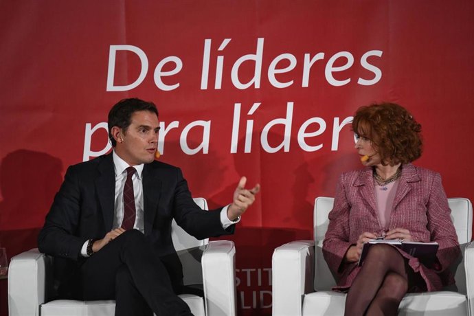 Archivo - El director del Instituto de Liderazgo y expresidente de Ciudadanos, Albert Rivera y la moderadora y periodista, Gloria Lomana, participan en un debate de liderazgo autonómico, en la inauguración del Instituto de Liderazgo Cardenal Cisneros