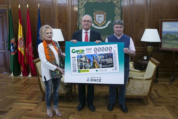 El alcalde de Pamplona, Enrique Maya, recibe el ejemplar del cupón de la ONCE con la imagen de San Fermín