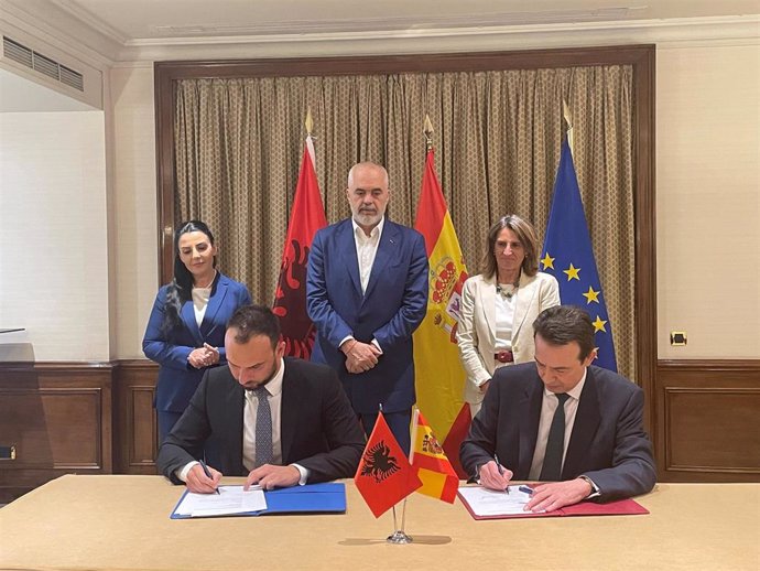 De izquierda a derecha y de arriba a abajo: Belinda Balluku, Ministra de Energía e Infraestructuras de Albania; Edi Rama, Primer Ministro de Albania; Teresa Ribera, Vicepresidenta y Ministra para la Transición Ecológica y el Reto Demográfico; Arber Avra