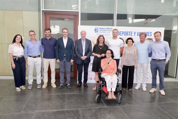 Representantes del Govern antes de la conferencia 'Deporte y valores'.