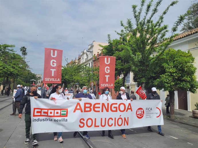 Archivo - Manifestación en Sevilla de trabajadores de Abengoa.