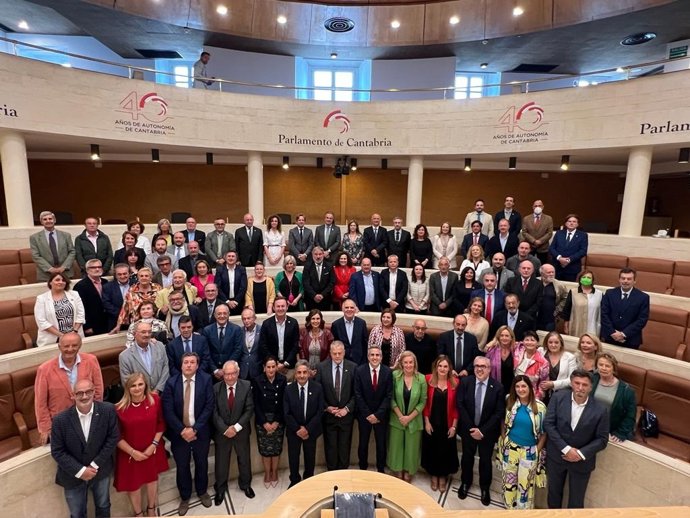 Acto de reconocimiento a los exdiputados de Cantabria en los 40 años de Autonomía, en el Parlamento