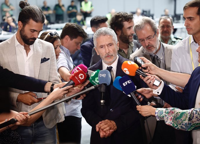 El ministro del Interior, Fernando Grande-Marlaska, ofrece declaraciones a los medios de comunicación durante su visita a las instalaciones del Centro de Coordinación (CECOR), a 27 de junio