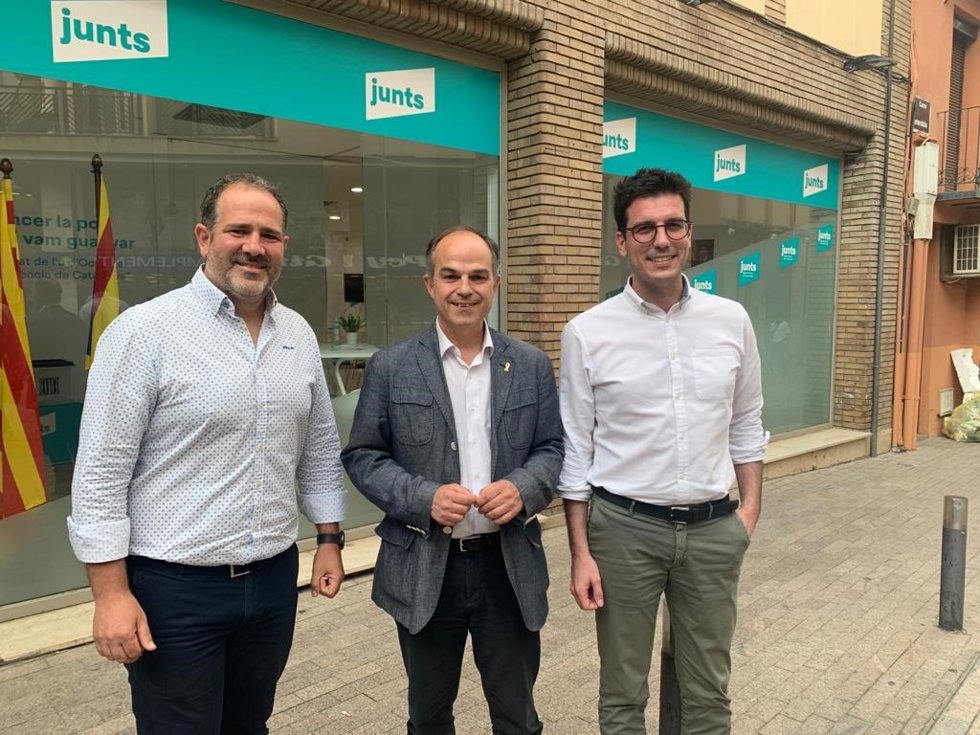 El coordinador de Junts en Terres de Lleida, Eloi Bergós, junto al secretario general de Junts per Catalunya, Jordi Turull, y el alcaldable del partido por Lleida en las elecciones municipales de 2023, Toni Postius