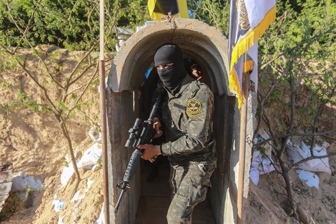 Archivo - Territorios Palestinos, Beit Hanoun: Un miembro de Saraya al Quds, el ala militar del movimiento de la Yihad Islámica en Palestina, toma posición en el exterior de un túnel militar cerca del festival "Espada de Jerusalén" en Beit Hanou