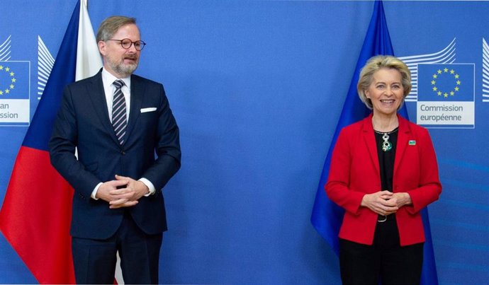 El primer ministro de República Checa, Petr Fiala, y la presidenta de la Comisión Europea, Ursula von der Leyen.