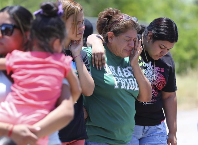 María López (centro) se seca las lágrimas mientras está acompañada por sus hijas Alyssa Hernández (derecha) y Marissa Hernández (tercera desde la izquierda) el miércoles 29 de junio de 2022, cerca de la escena en la que 51 migrantes fueron encontrados.