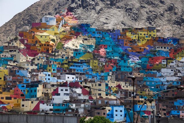 Archivo - 08 de febrero de 2022, Perú, Lima: Vista general del asentamiento "Leticia" en las faldas del Cerro San Cristóbal, que fue pintado con colores por artistas y voluntarios como parte de una iniciativa destinada a mejorar los espacios públicos. 