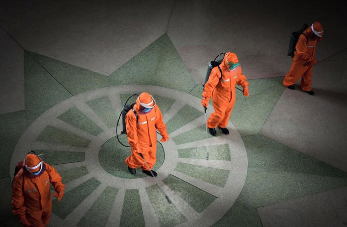 Archivo - 17 May 2022, North Korea, Pyongyang: A picture provided by the North Korean state news agency (KCNA) on 18 May 2022 shows station personnel disinfecting Pyongyang's train station grounds as part of quarantine measures against new coronavirus i