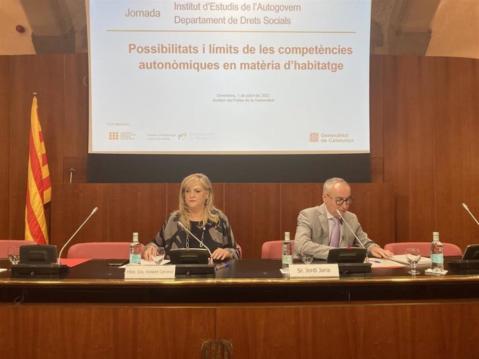 La consellera de Derechos Sociales de la Generalitat, Violant Cervera, y el jefe del área de difusión del Institut d'Estudis de l'Autogovern, Jordi Jaria