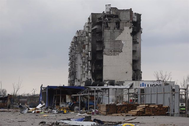 Archivo - Un edificio dañado por la ofensiva del Ejército de Rusia contra la ciudad de Mariúpol, en Ucrania