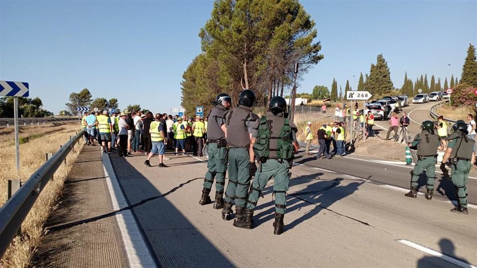 Manifestantes cortan la A-4 a la altura del Kilóemtro 268