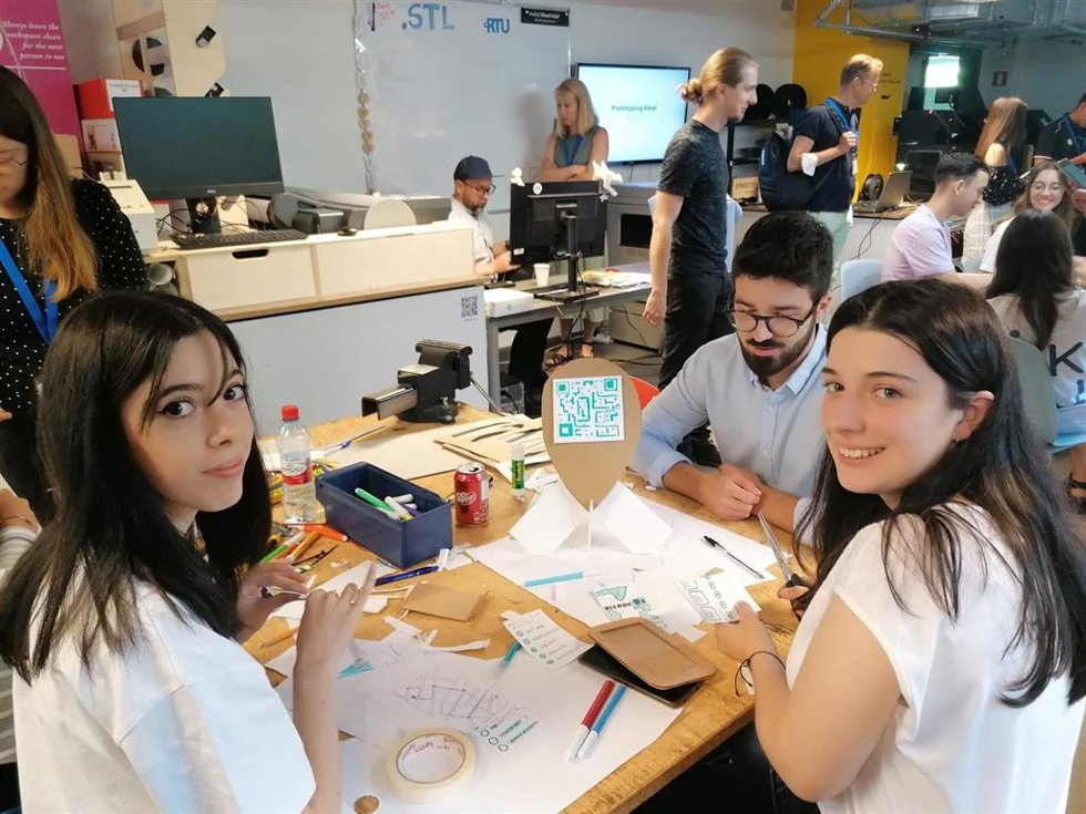 Estudiantes de Arquitectura realizando maquetas para su proyecto